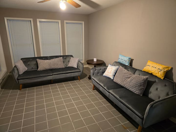 ძალიან კომფორტული ფუტონის საწოლები, რომლებიც ორადგილიან და დამატებით გრძელ საწოლებზე ორ დიდს ქმნის. ინსტრუქცია განთავსებულია უკანა მხარეს დასამონტაჟებლად. ის ადვილად იკეცება უკან, მაგრამ დარწმუნდით, რომ ფუტონის უკანა მხარეს ფეხებს იყენებთ. ფარდები კონფიდენციალურობისთვისაა განკუთვნილი. 