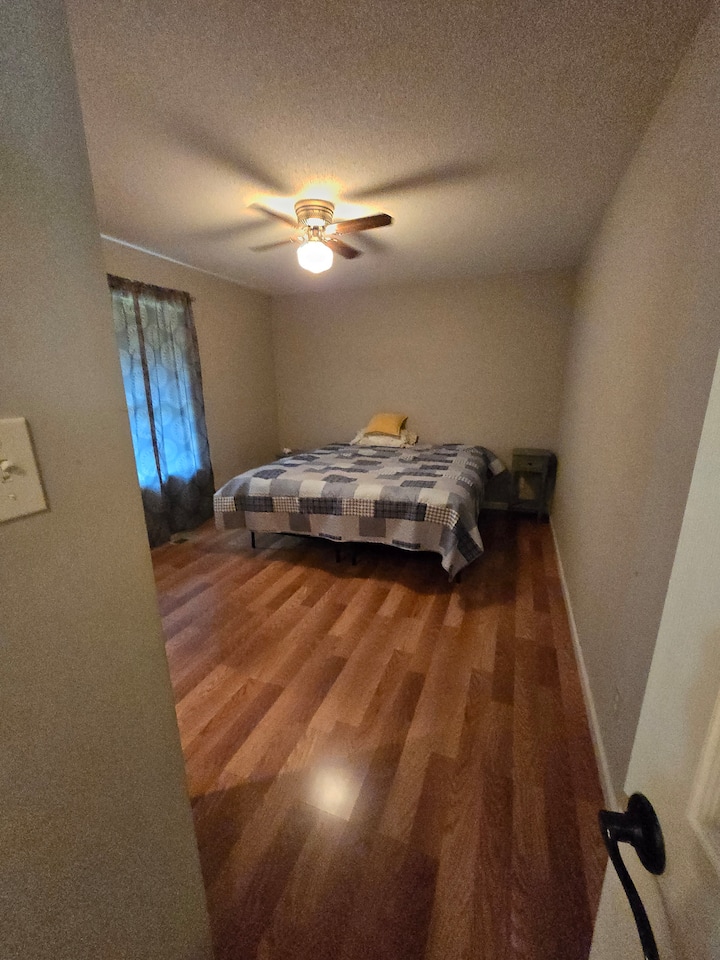 Ორადგილიანი საწოლი 3 პორტატული საწოლით სახლის ნებისმიერ ადგილას გამოსაყენებლად. Ტანსაცმლის ფართო კარადა. კარადა, ასევე, შეიცავს თეთრეულსა და ბალიშებს.