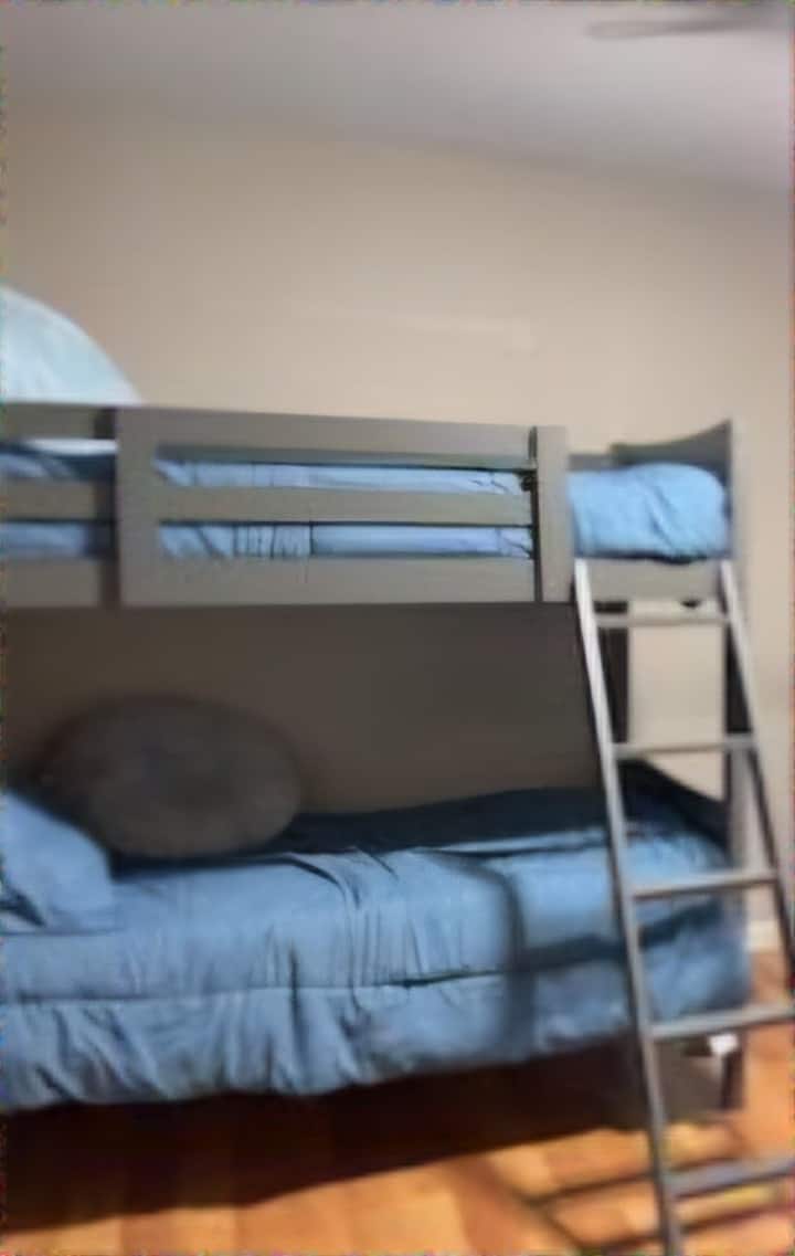 Ამ საძინებელში არის 1 ორადგილიანი საწოლი, 1 ორსართულიანი საწოლი. Მეორე ორსართულიანი საწოლი სრული საწოლის ქვედა ნაწილია, ზედა ნაწილში კი - ორადგილიანი საწოლი. Ლეიბები შესანიშნავი ხარისხისა და ახალია. 