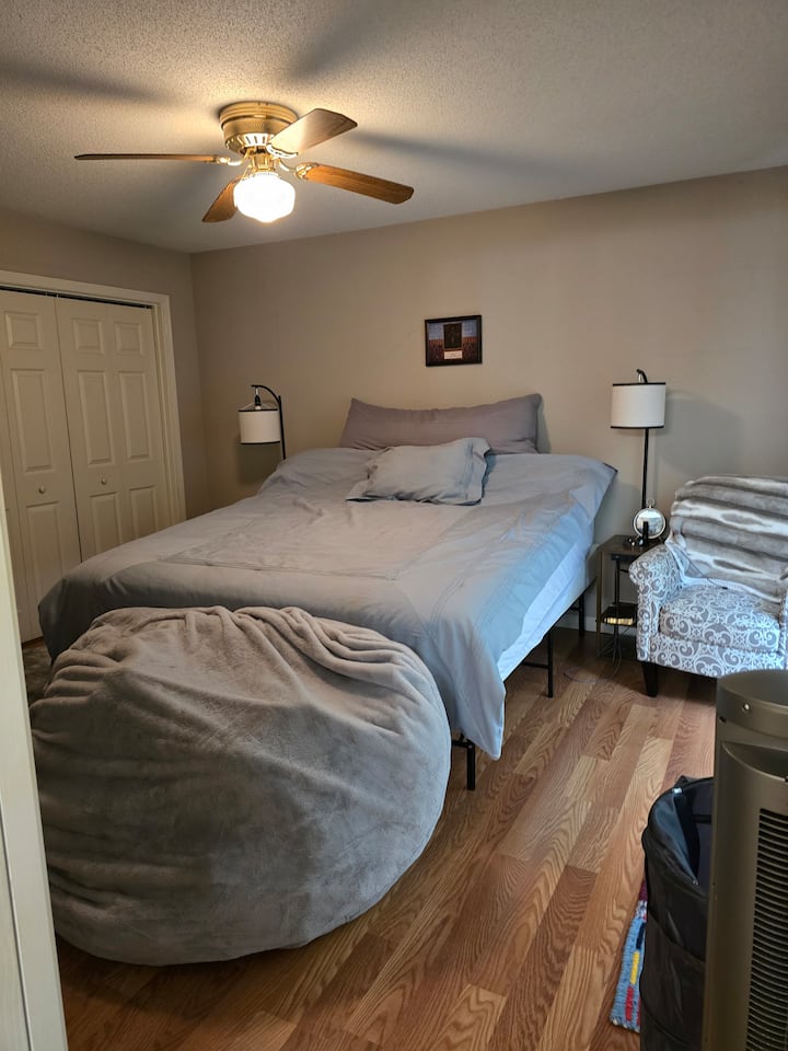 Დიდი საწოლი, პირადი შესასვლელი უკანა ვერანდაზე მდინარის ხედით განმარტოებისთვის, ერთი სრული კარადა, პირადი სააბაზანო კედლის გასრიალებული კარით აბაზანითა და საშხაპით. Ყველა ლეიბი ახალია.