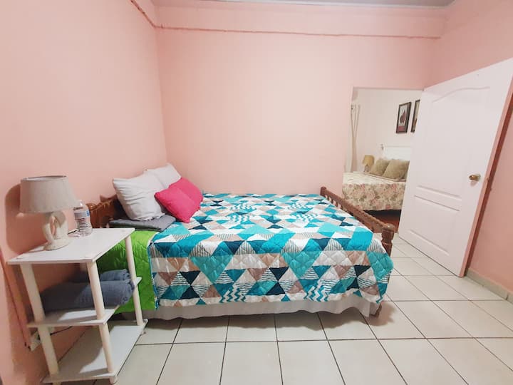 Krevet 1,40 mts, Lugar gdje objesiti odjeću, stropni ventilator, noćni ormarić sa svjetiljkom. Između obje prostorije nalaze se vrata.