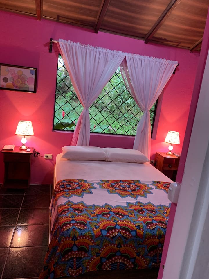 Cómoda cama completa con lámparas de lectura y mesas auxiliares.