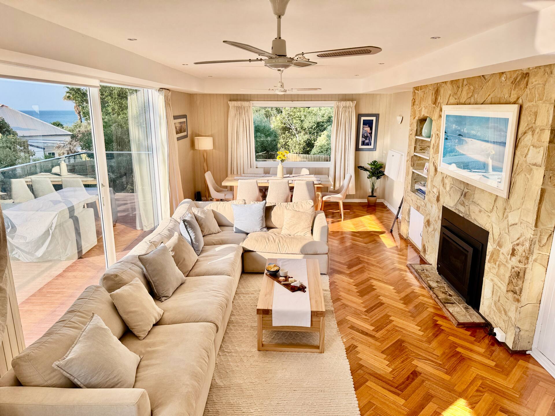 Beachside House + 2 Queen Studios: Sleeps 12