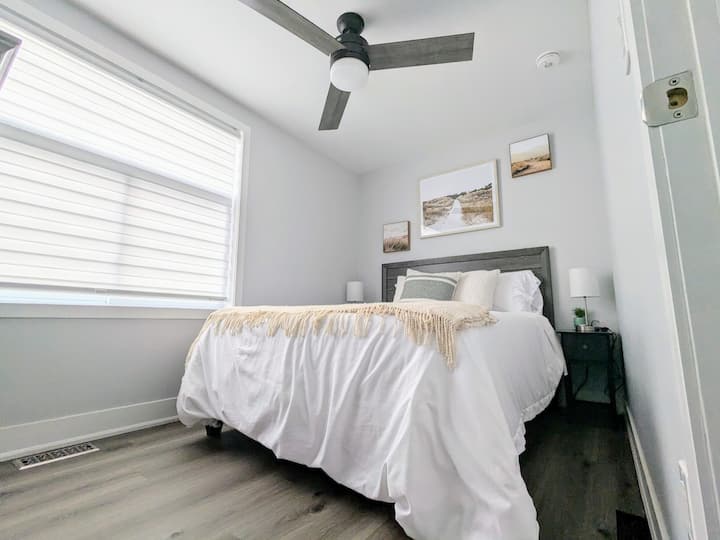 ห้องนอนควีนไซส์ที่สว่างและน่าอยู่นี้มีทีวีตู้ลิ้นชักพัดลมเพดานและไฟข้างเตียงที่อบอุ่น ตั้งอยู่บนชั้นสองของห้องพัก