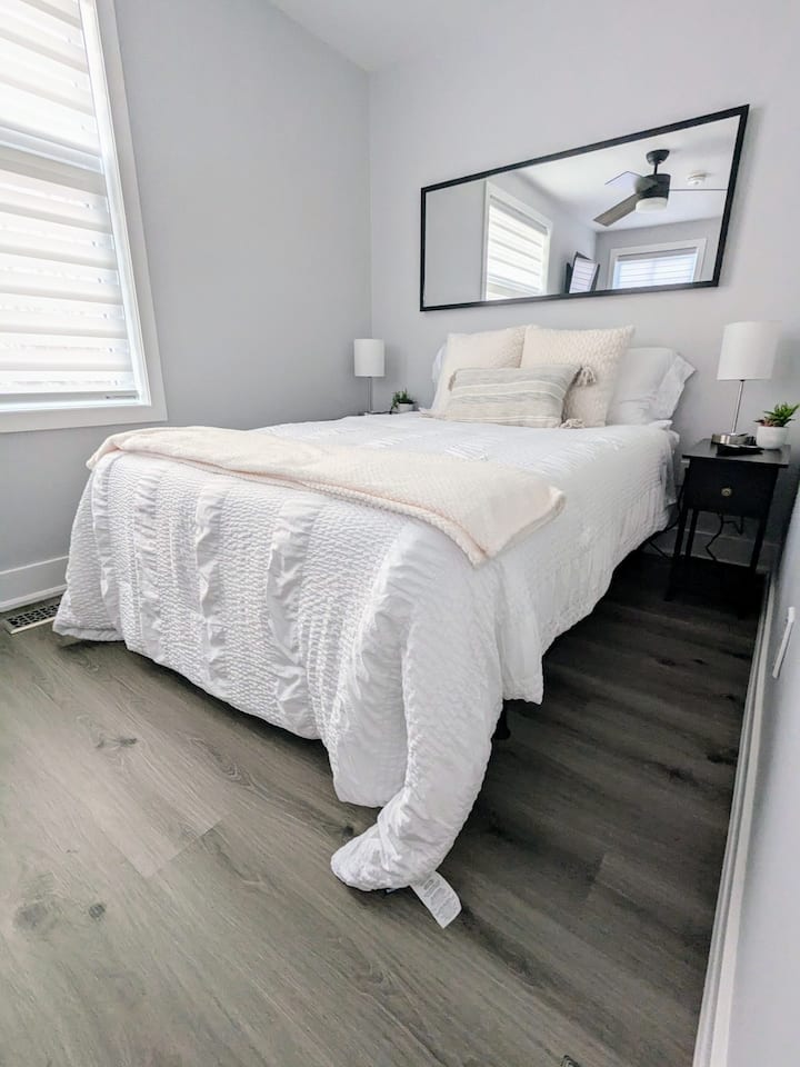 ห้องนอนนี้ตั้งอยู่บนชั้น 2 ของยูนิต