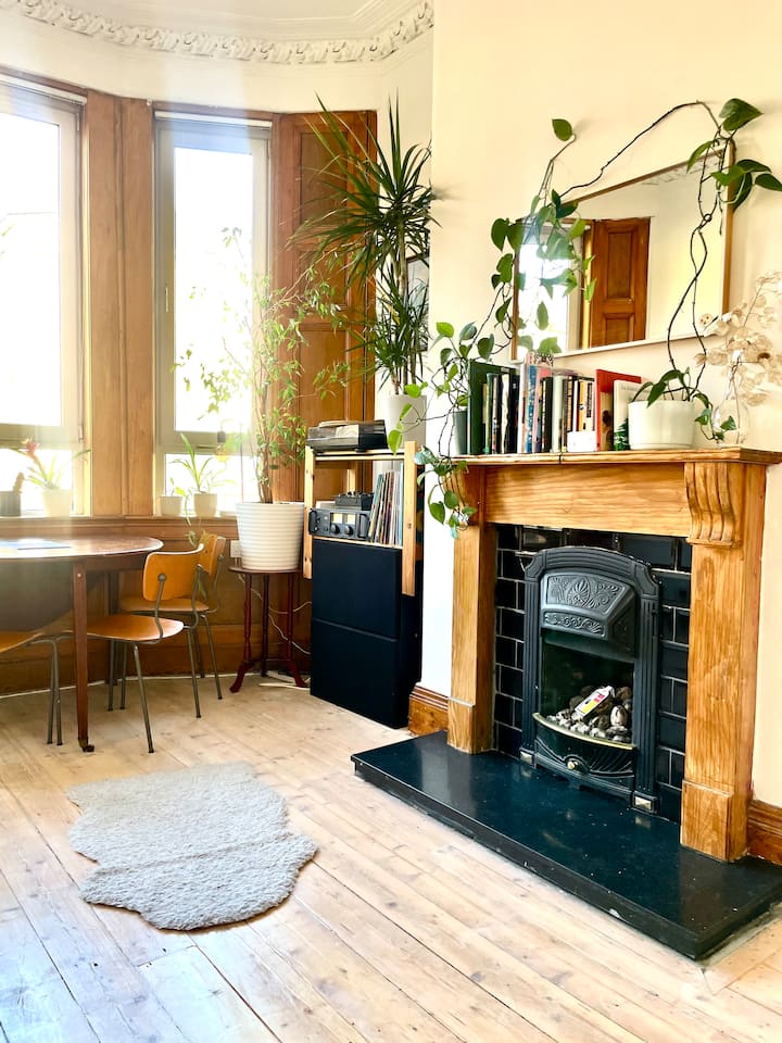 Bohemian-chic Flat In Edinburgh - The Royal Yacht Britannia