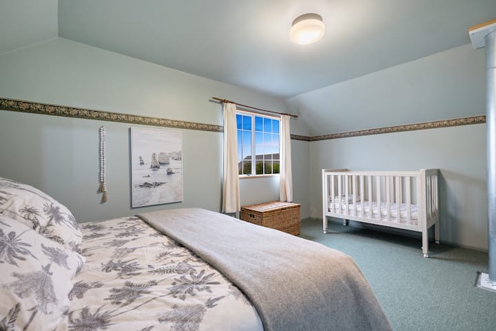 Táto izba je na poschodí, detskú postieľku je možné presunúť, ale toto by bola najteplejšia izba.