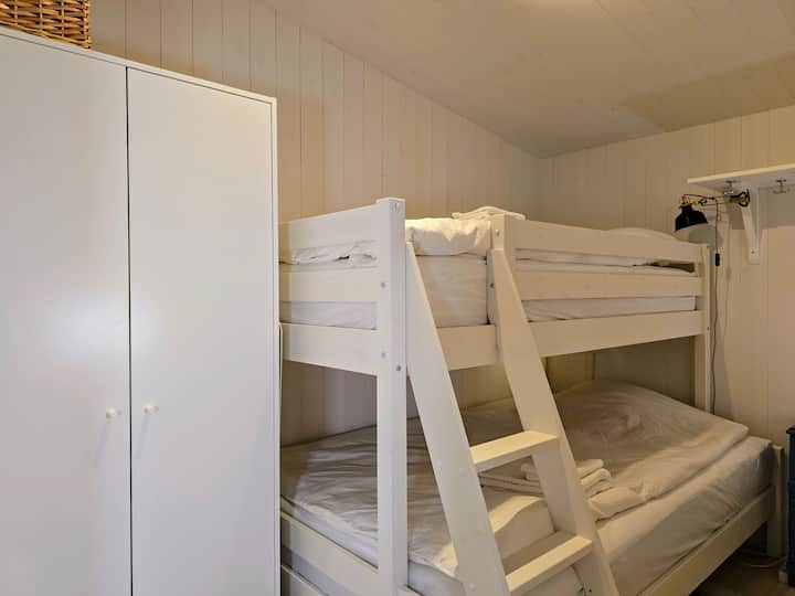 Горниот кревет е 90x200
Долниот дел е 120x200 и може да собере две лица ако им е пријатно еден со друг.