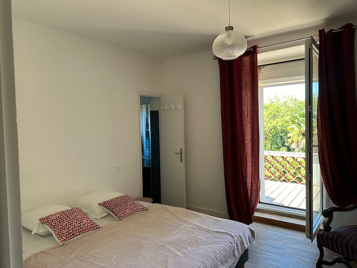 spavaća soba koja se nalazi na 1. katu s privatnom kupaonicom i prekrasnom terasom u hladovini magnolije s nevjerojatnim pogledom na litice 
krevet 160 com 
fotelje 
kupaonica , kada i umivaonik 