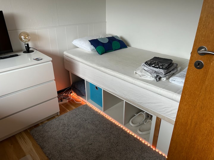 Соба  со кревет од 90 * 200 см сега