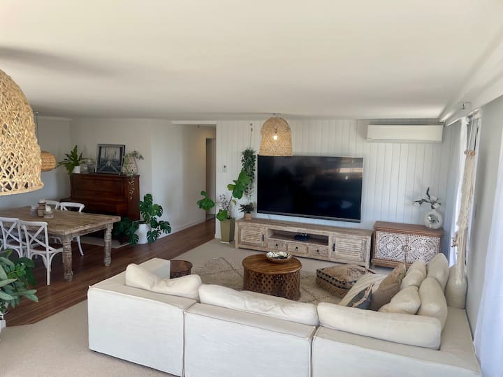 Surfers Aquarius 
 Beachfront 2 Br Spa Apartment - Surfers Paradise