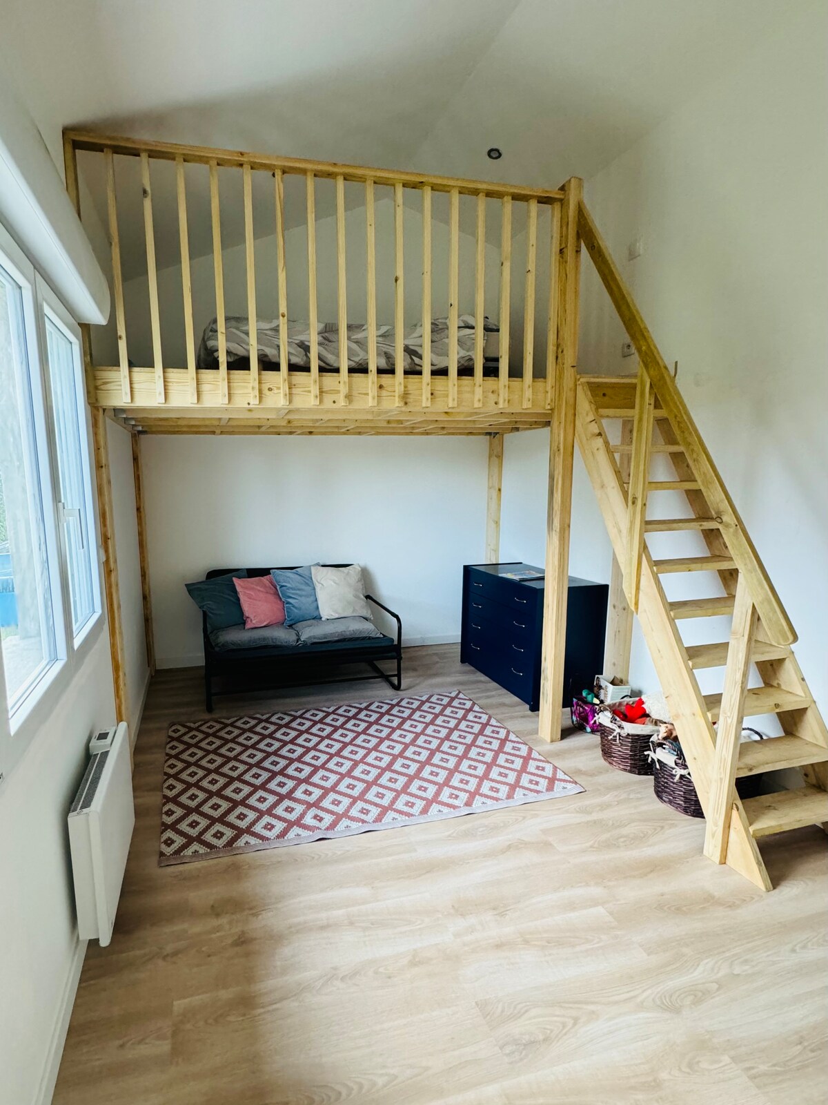 Chambre avec mezzanine et lit 1 place à l’étage. Attention escalier très raide. 
Le canapé en bas peut se déplier et faire office de couchage d’appoint (120x190). Cela peut convenir pour un enfant (max 50kg)
