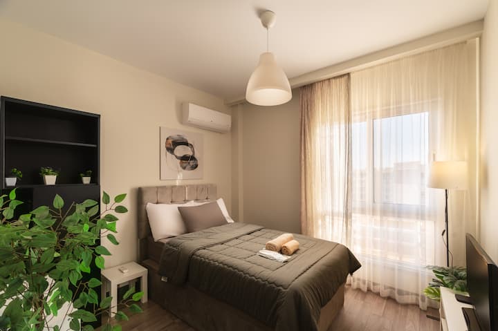 غرفة نوم عصرية أنيقة في مدينة مدينتي تضم سريرًا مريحًا ومكيف هواء ومساحات خضراء. استمتع بالإضاءة الطبيعية وتلفاز ذكي في هذا المسكن الهادئ للإيجار في القاهرة. مثالية لإقامة فاخرة وخالية من العيوب بالقرب من القاهرة الجديدة والمطار.