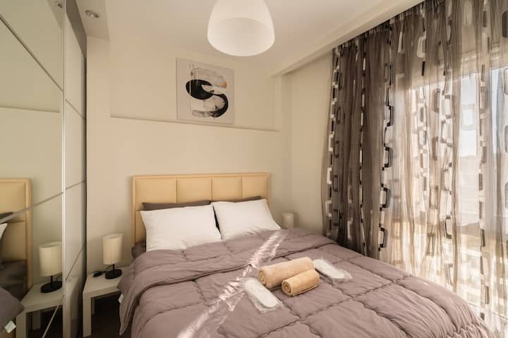 غرفة نوم حديثة ومريحة في شقة في المدينة المنورة. استمتع بإقامة فاخرة مع سرير بحجم كوين وأغطية نظيفة وإضاءة طبيعية. يقع في مجمع آمن بالقاهرة بالقرب من المطار. مثالي لقضاء عطلة هادئة وخالية من العيوب.