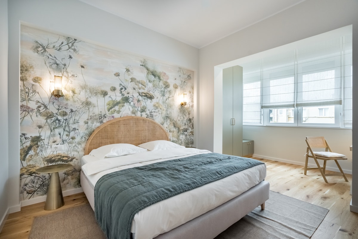 Dormitorio grande y luminoso orientado hacia el este y el patio está equipado con un colchón de muelles de bolsillo 180x200CM,  aire acondicionado y ventilador de techo, durante el piso del período de calefacción, persianas eléctricas y persianas de protección contra insectos. 