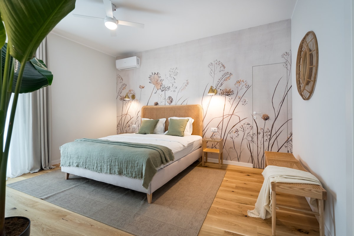 Amplio dormitorio principal luminoso orientado hacia el parque (suroeste) con acceso a la terraza. La cama tiene un colchón de muelles de bolsillo de 180x200CM (71x79 pulgadas), aire acondicionado y ventilador de techo, persianas eléctricas y protección contra insectos, calefacción por suelo radiante durante el período frío. 