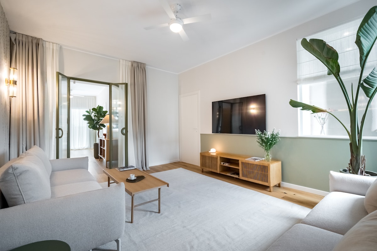 La sala de estar es una gran habitación de 25 metros cuadrados, que tiene 2 sofás cama extensibles iguales cada uno de 190X140CM equipados con un sobrecolchón para una mayor comodidad para dormir. También tiene persianas eléctricas y cortinas opacas hacia el comedor/cocina para la protección de la luz y el ruido. 