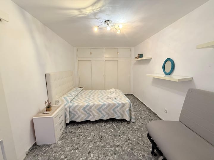 غرفة نوم كبيرة بسرير 135 سم وسرير أريكة