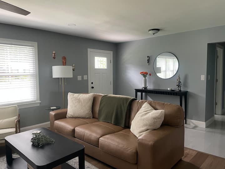 Contemporary Retreat Greenville - Greenville, NC