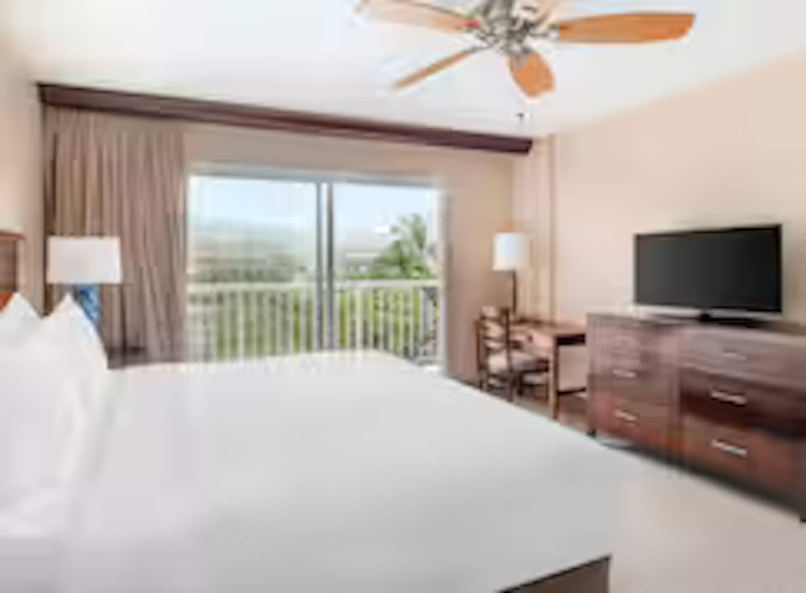 Condo in Lahaina · ★4.92 · 1 bedroom · 2 beds · 1 private bath - Image 15