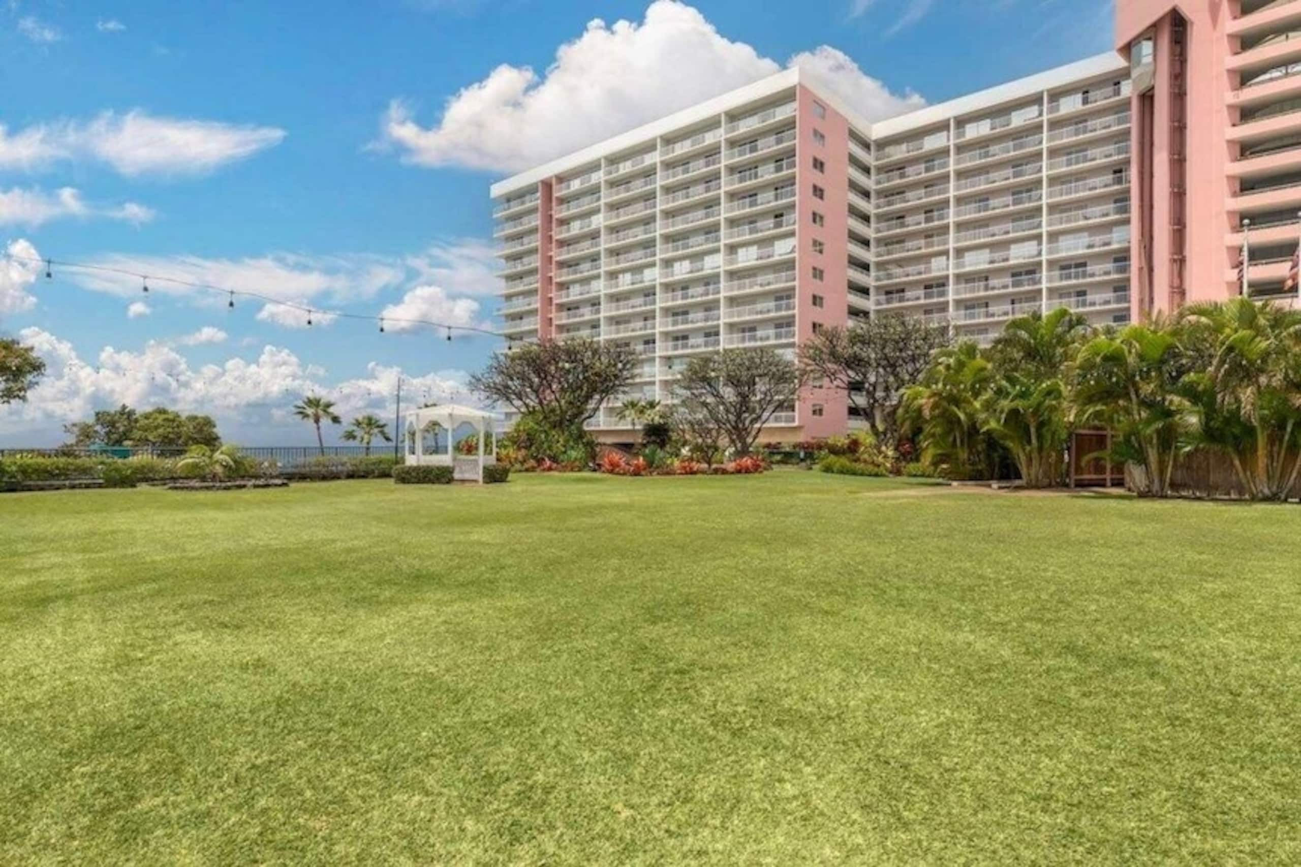 Condo in Lahaina · ★4.92 · 1 bedroom · 2 beds · 1 private bath - Image 32