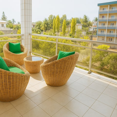 J. Bona: Comfort, security, quiet, private balcony