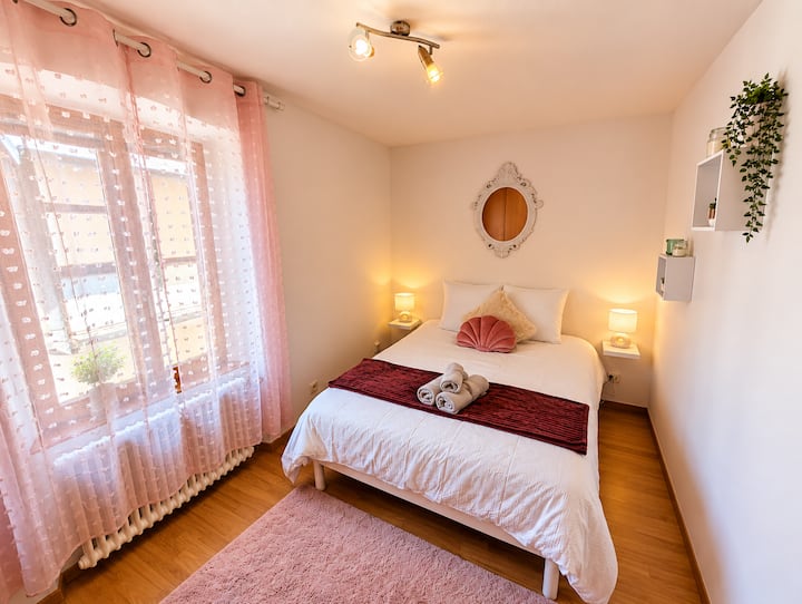 Chambre lumineuse aux touches romantiques
Un véritable cocon de douceur, avec une décoration délicate aux tons rosés, un lit confortable et une belle lumière naturelle pour des nuits paisibles.