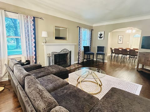 Chic 5bd/2.5ba-Prime location- Fast Wifi - 5 TVs