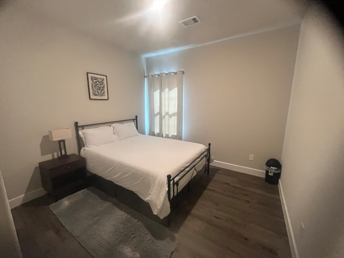 Оваа спална соба може да се пофали со брачен кревет (широк 150-179 см), луксузни постелнини и прошетка во плакар 