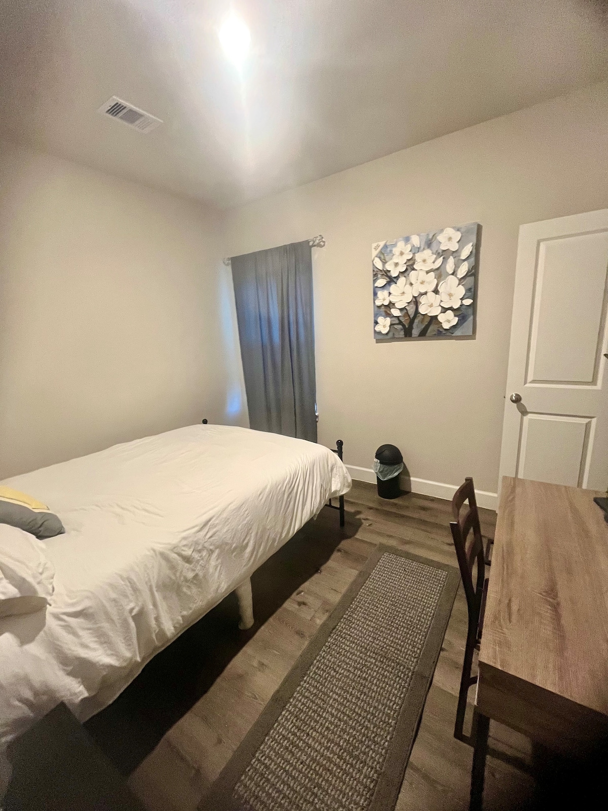 Оваа соба има брачен кревет. Целосна прошетка во плакарот. Студиска маса со ламба и стол. 

Паметен телевизор за опуштање 