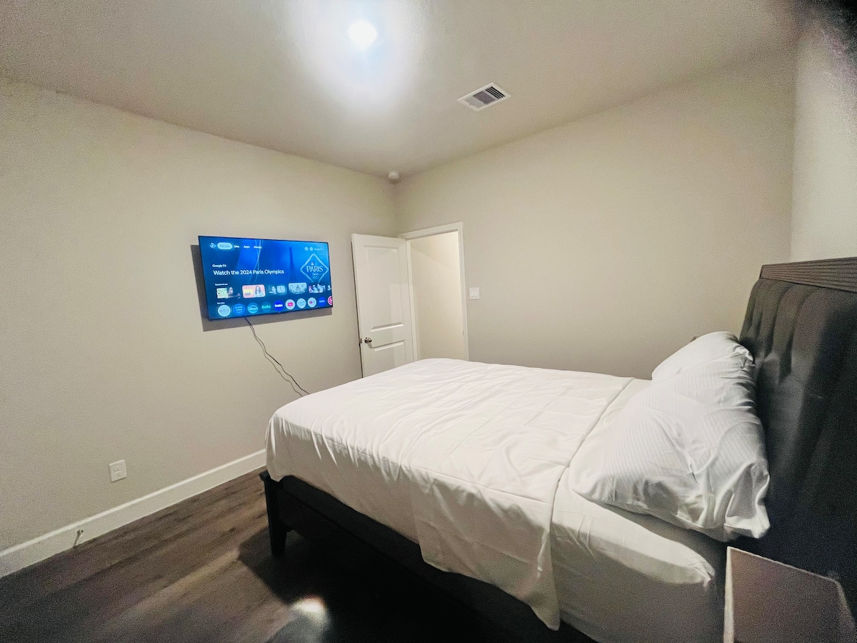 Главен апартман со брачен кревет (широк 150-179 см) со сопствена бања. Вклучен е паметен телевизор.  

Излегува низ поплочениот двор 