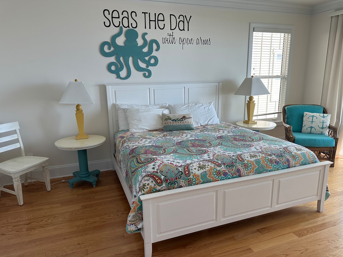 غرفة كراكن - الطابق الرئيسي - سرير كينج - تلفزيون - محطة عمل - حمام إنسويت