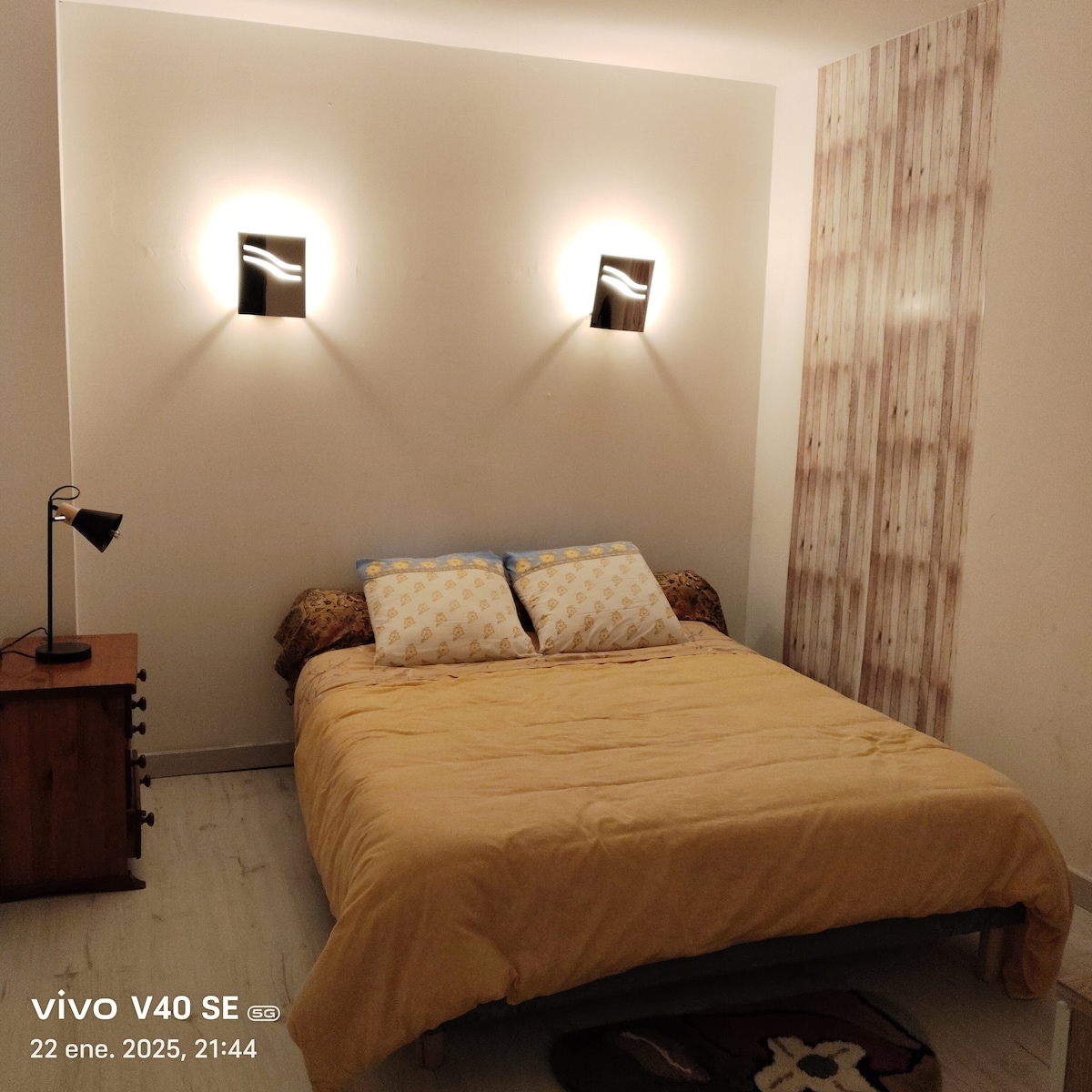 יש רק מיטה זוגית אחת בחדר.