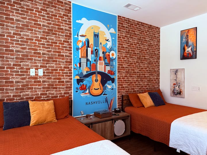 Free Parking • Walk To Honky Tonks /Pool /Gym ! - Nashville, TN
