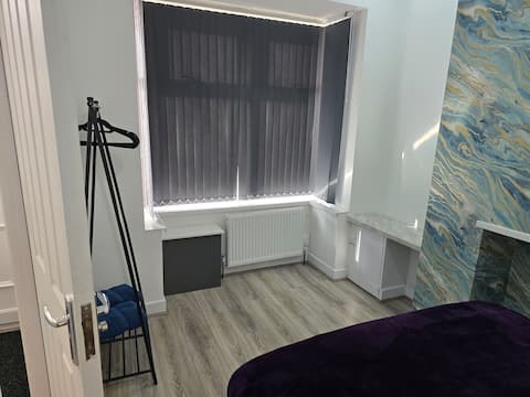 Popular Airbnb listing: The Grand Four Bed Getaway/Sleeps 9/Free on parkin in Edgbaston