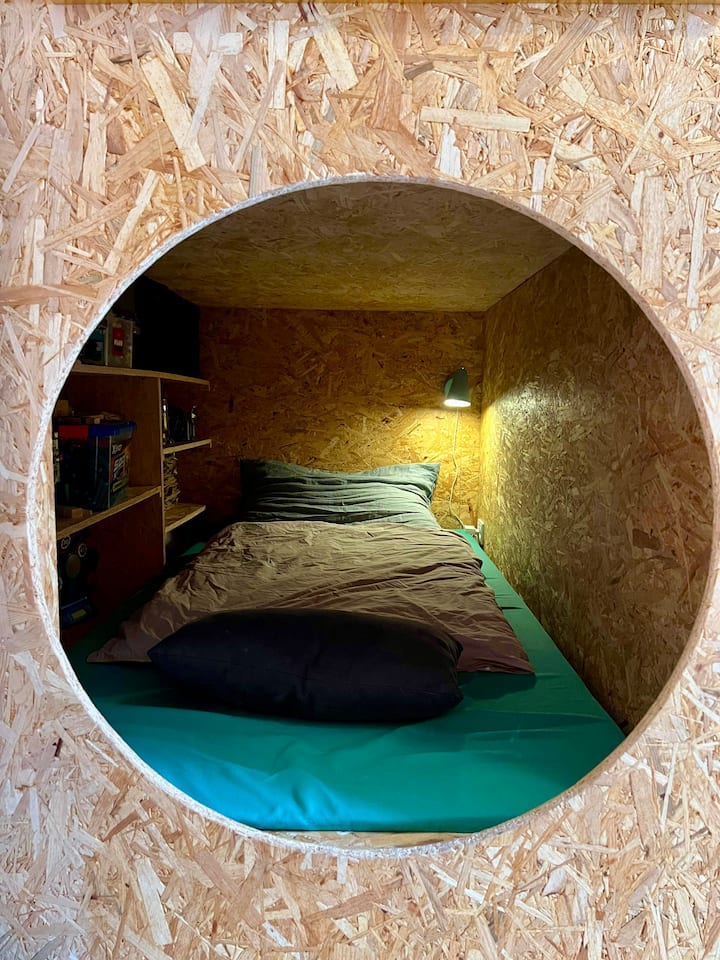 Para acceder a este conducto, tienes que meterte en él. Se encuentra a nivel del piso. Ver foto.