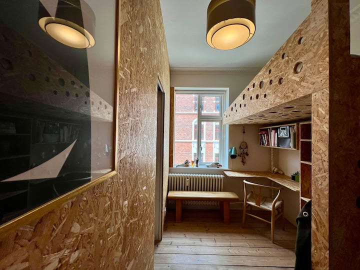 Para acceder a esta cama, tienes que subir una escalera. Ver foto.