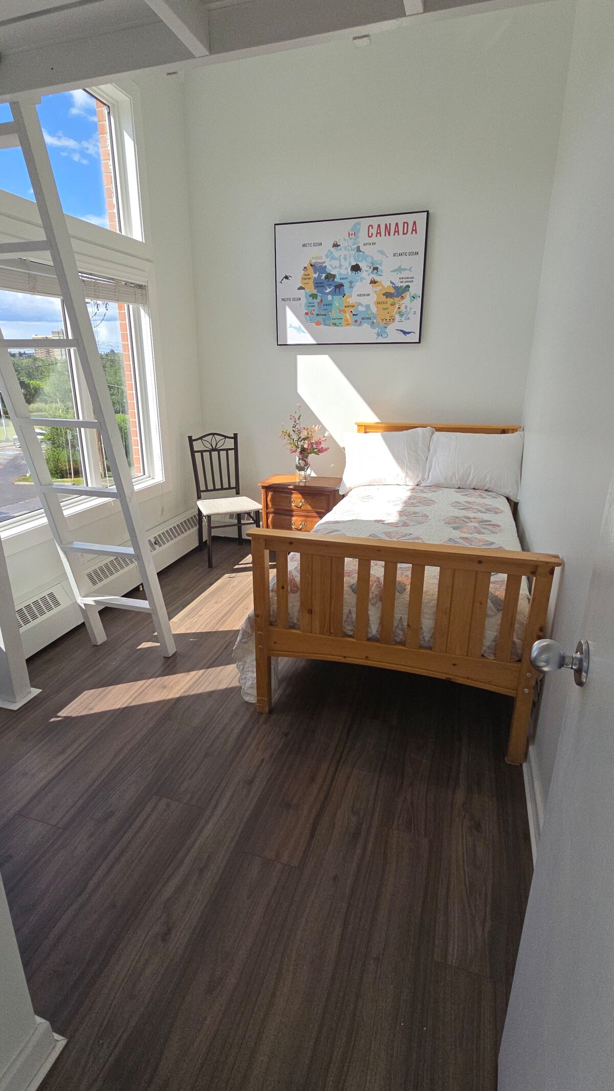 מיטת יחיד עם מזרן חדש, מיטה זוגית למעלה. 