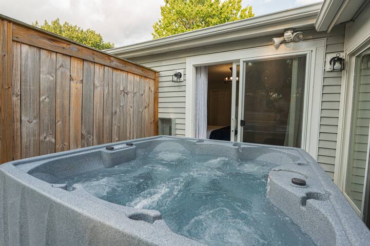 Charming Ranch 3BR W/ Hot Tub & Ping Pong & BBQ gallery image 4