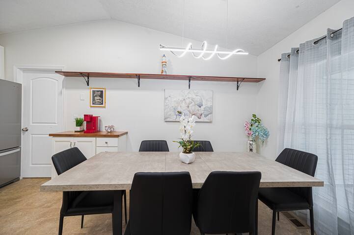 Charming Ranch 3BR W/ Hot Tub & Ping Pong & BBQ gallery image 5