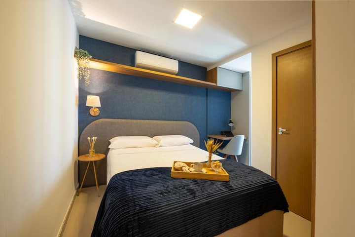 Izba má nový a pohodlný matrac, šatník, zatemňovacie závesy a klimatizáciu. Náš kanadský apartmán je vybavený manželskou posteľou, domácou kanceláriou a klimatizáciou, ktorá vám poskytne chvíle odpočinku v plnom pohodlí.