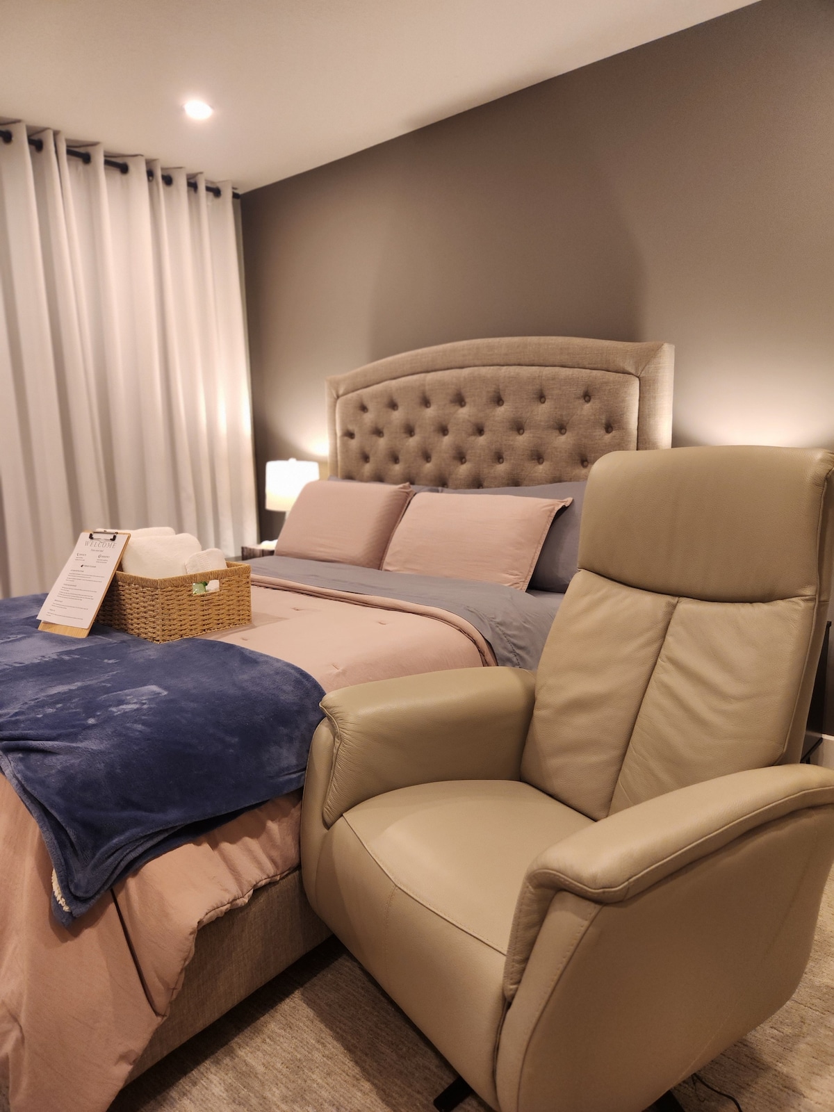 Habitación principal (tercer piso) con baño en suite, televisión y sillón reclinable. 