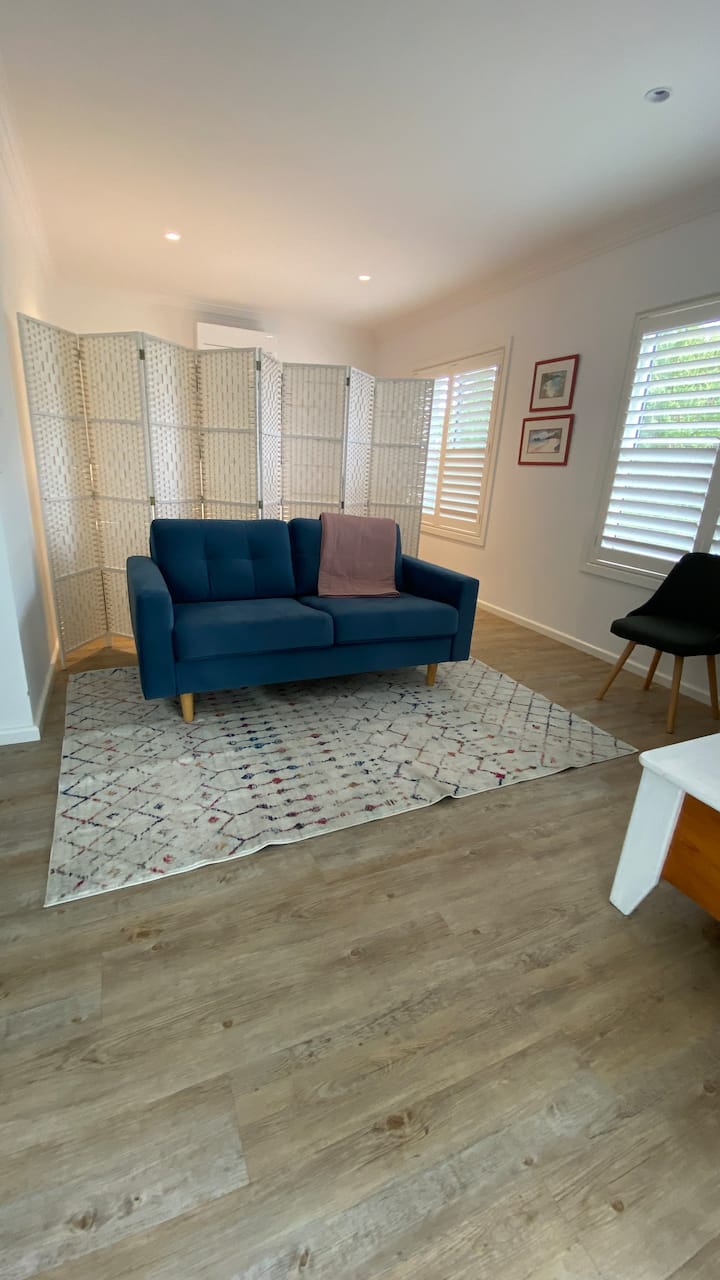 هذه ليست غرفة منفصلة، إنها منطقة مفتوحة مجاورة لقاعة المدخل. يتم توفير الخصوصية المرئية مع شاشة متحركة. 