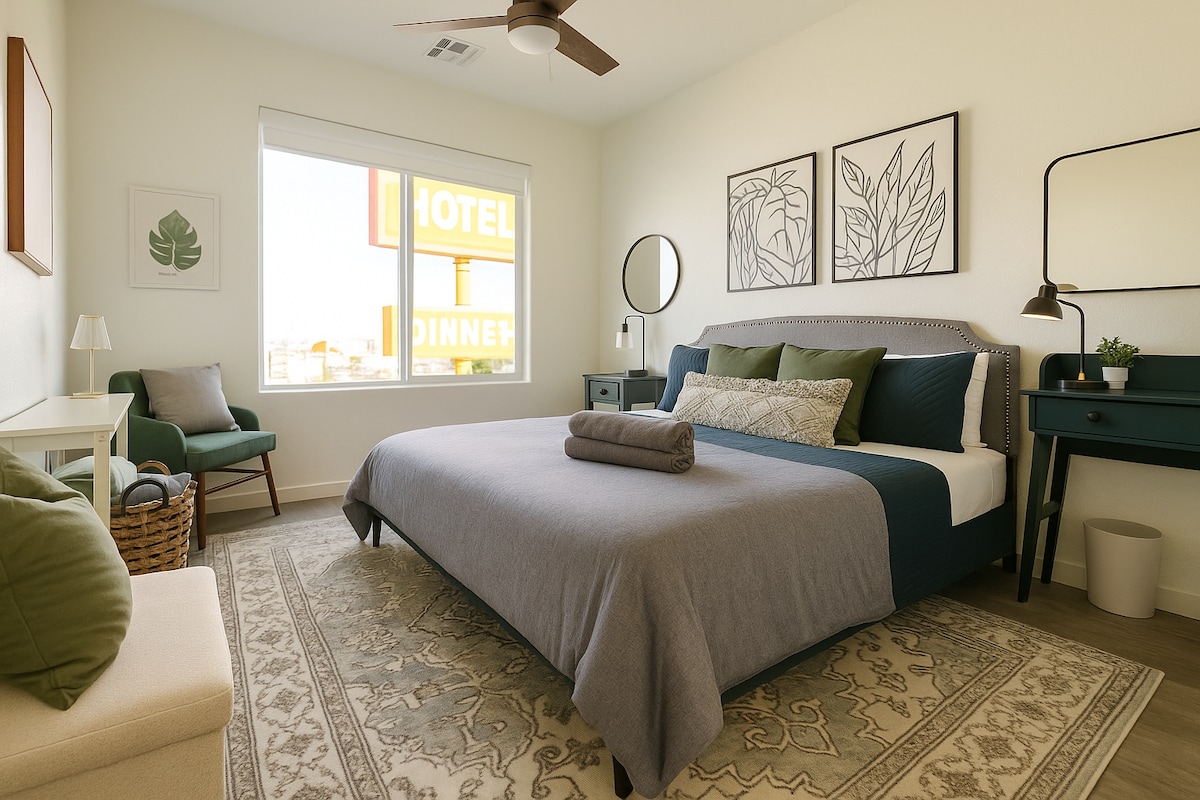 Groot kingsize bed in de tweede kamer.
