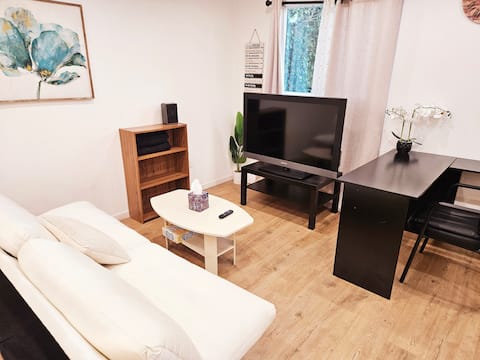 Top Airbnb: Cozy Guesthouse, lots of light, private entrance in Burbank
