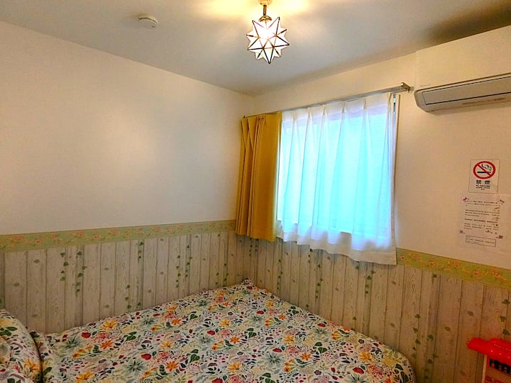 חדר צד צפוני 3F: מיטה זוגית, מטבח ילדים, שולחן ילדים, צעצועים, מזגן שקט Panasonic