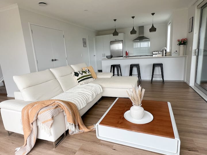 Modern Home By Westgate –Super Convenient Location - Auckland