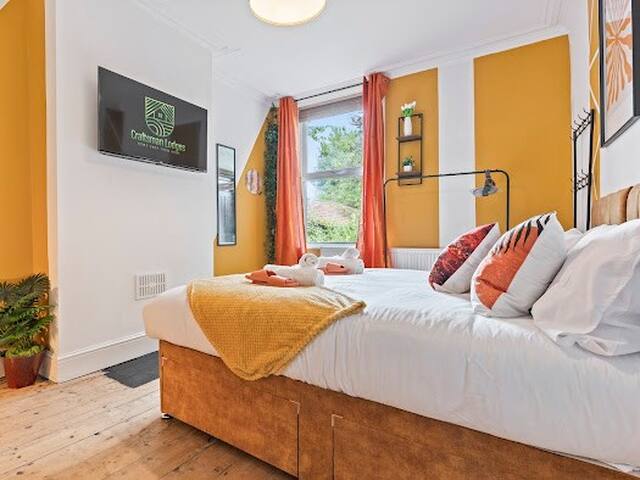 Chic 5BD Home |10 Beds | Parking | Sleeps 10|Wi-Fi