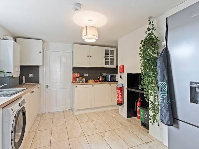 Chic 5BD Home |10 Beds | Parking | Sleeps 10|Wi-Fi gallery image 2