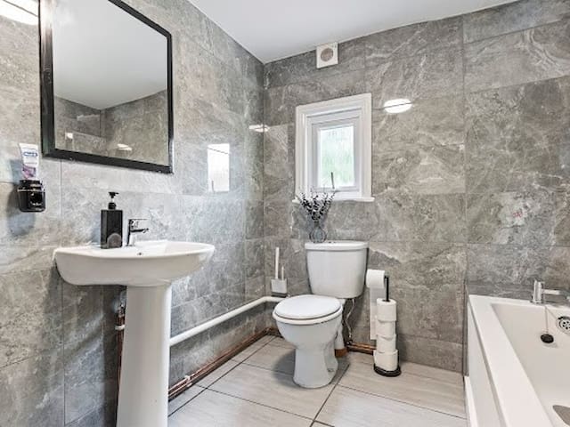 Chic 5BD Home |10 Beds | Parking | Sleeps 10|Wi-Fi gallery image 5